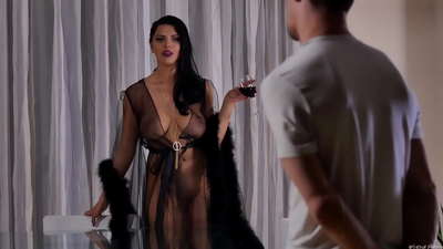 سلټ کیرا ملکې خپل ګاونډی ته د چای لپاره بلنه ورکړه او د ډوډۍ په میز یې وخندل